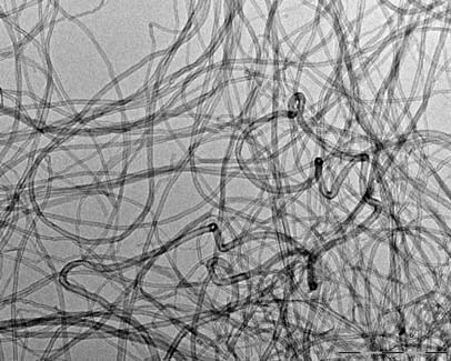 26. ábra. Acetilénből előállított többfalú szén nanocsövekről készült TEM felvételek 5.4.1.2. Acetilén-metán keverék A szén nanocsövek CCVD módszerrel történő előállításában általánosan használt acetilént részben metánnal helyettesítve gazdaságosabban állíthatunk elő szén nanocsöveket.