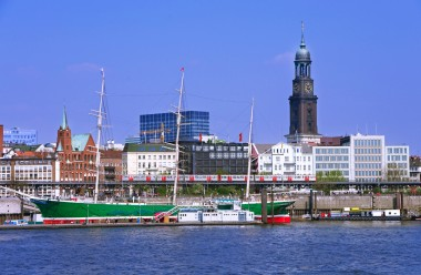 Élmények éjjel-nappal Az ősi Hanza-város, Hamburg központjában a Michel, a Szent Mihály-templom tornya évek óta biztos tájékozódási pont a városba érkező utazóknak, akár hajóval futnak be Európa