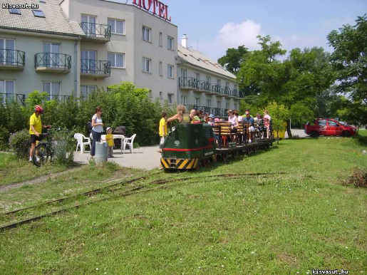 11. oldal Tóth Gabriella, Bacsinszky Tibor Biatorbágyi Viadukt Kisvasút 1977-ben eldübörgött az utolsó menetrendi vonat az 1883-84-ben épített (és 1903-ban részlegesen átépített és megerősített)