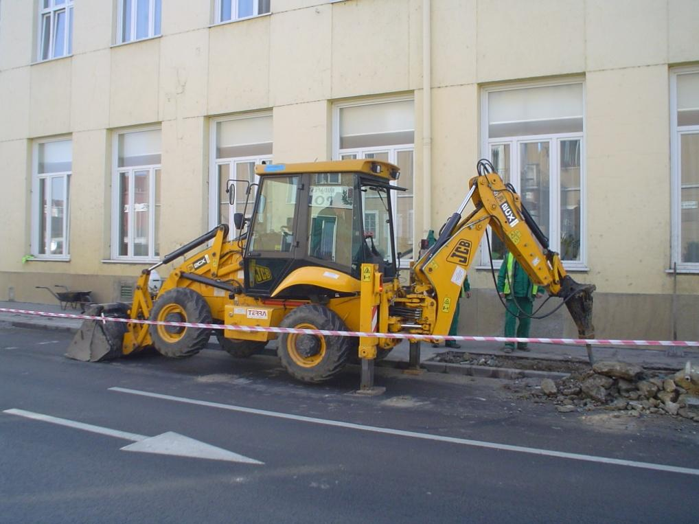 járdaépítés, ill. a farekonstrukciós program nagy mennyiségű földmunkái miatt 3,5-5 millió Ft gépbérleti díj költségünk merül fel évente. Csak a 2011.