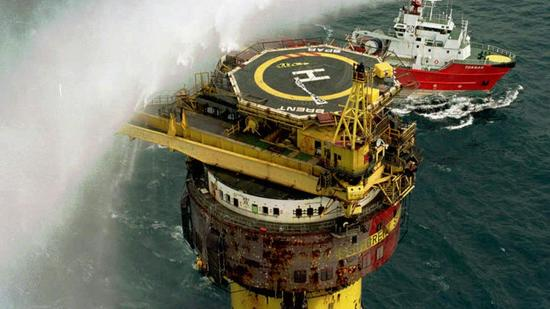börtönök vagy Offshore kaszinók létesítése is. Komolyra fordítva a szót: várhatóan 10 évre lesz szükség a nagy platformok lebontásához. A szóban forgó négy platform nem egyedi eset.