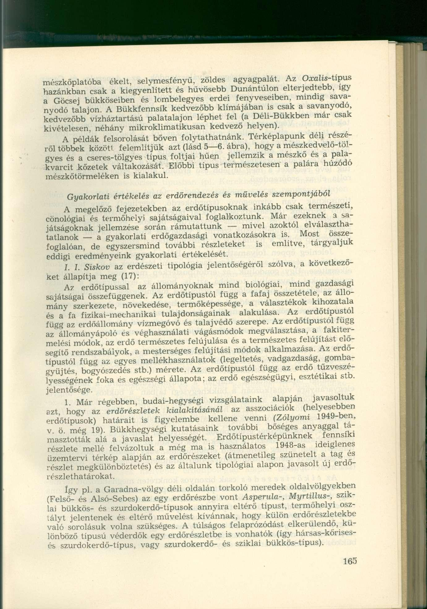 mészkőplatóba ékelt, selymesfényű, zöldes agyagpalát.