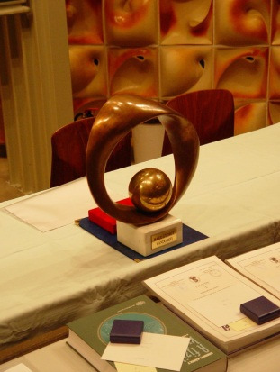 Nukleon 2011. március IV. évf. (2011) 84 tanulói kísérletezés megerősítésére. Azt reméljük, hogy az Országos Szilárd Leó fizikaverseny kísérleti fordulója is ebbe az irányba hat.