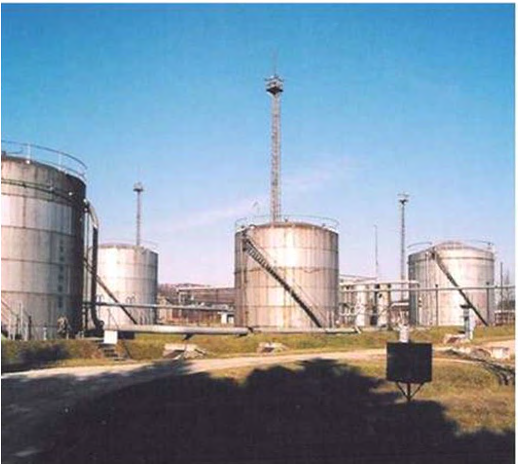 Kőolajok előkezelése A főgyűjtőkben az összegyűjtött kőolaj fogadása az oldott gázok leválasztása, víztelenítése és stabilizálása folyik Víztelenítéskor a vizet és a kőolajat választják szét (30-60