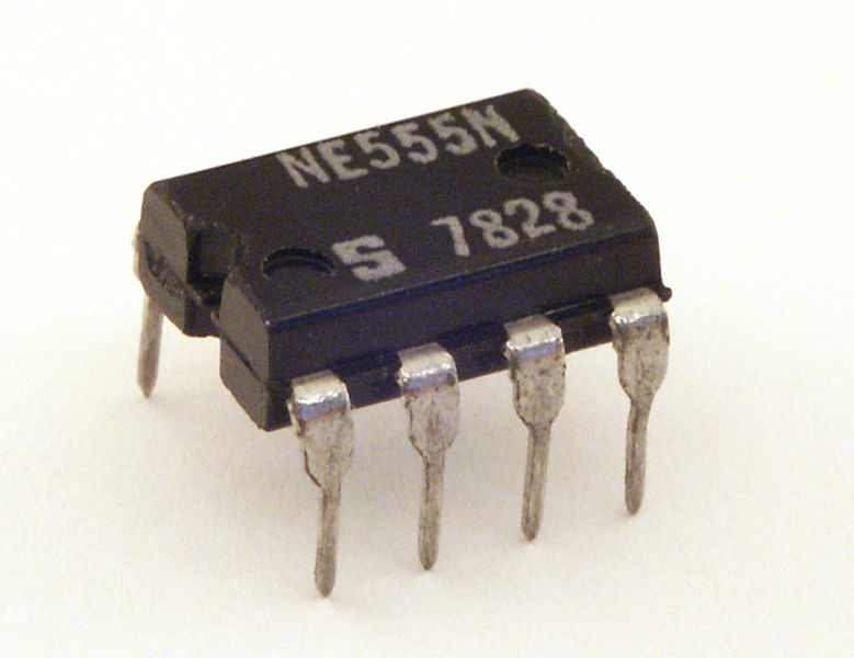 Az eredeti 555-ös Eredeti neve: NE555 (8 lábú DIP tokban). Bipoláris IC, nagyjából 0 BJT-ből (gyártófüggő), kb.