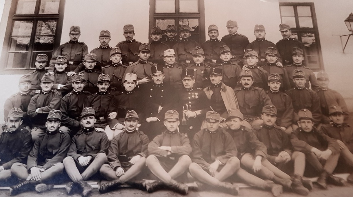 Csoportkép 1914-ből. A középen ülő három tiszt közül a világos pelerines Raskó Alfréd. Százados. 1917. Amikor kitört az I. világháború (1914.jul. 28.