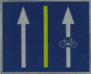 116/a. ábra g) Autóbusz forgalmi sáv (117. ábra); a tábla az autóbusz forgalmi sáv kezdetét, az úttesten történő elhelyezkedését és a rajta közlekedők haladási irányát jelzi; g/1.