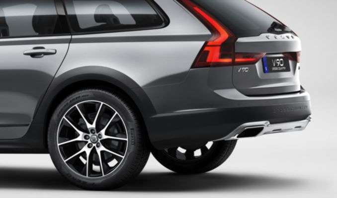 Volvo V90 Cross Country A tökéletességig finomítva A V90 Cross Countryt a precíz kezelhetőség és az úttalan utakkal is megbirkózó robusztusság jegyében terveztük és a fejlett futóműnek köszönhetően