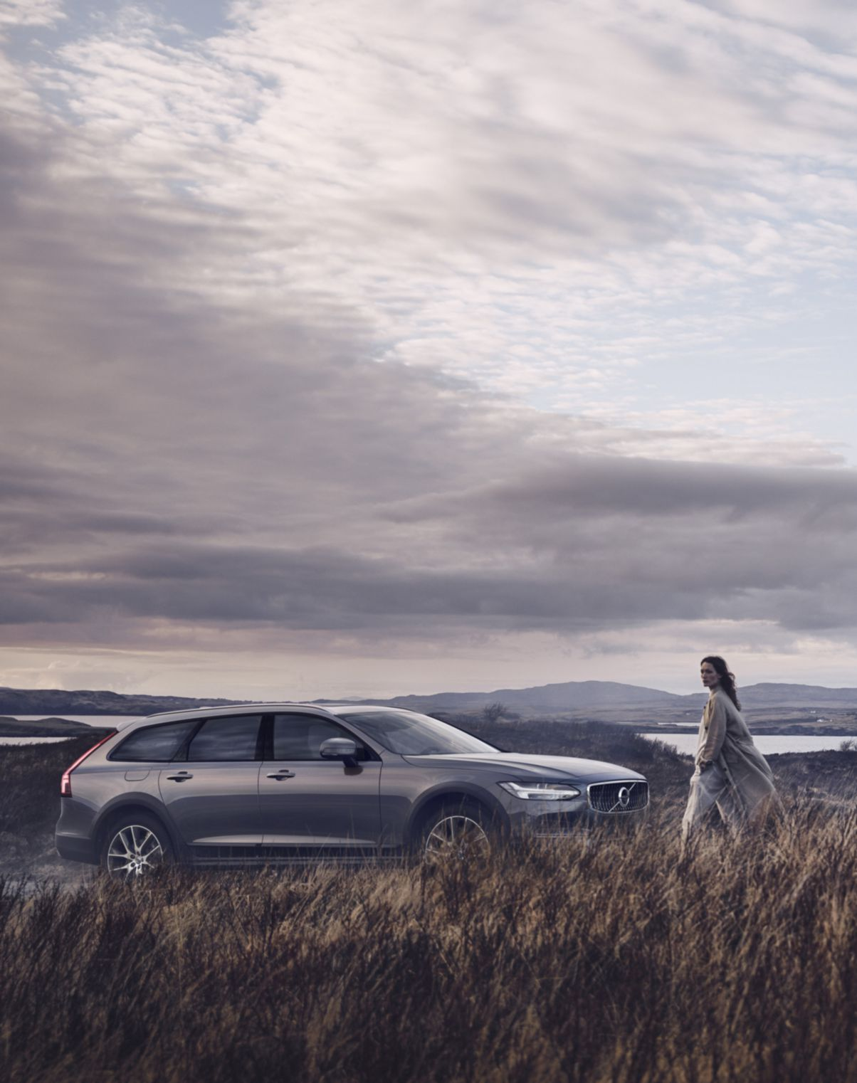 Amióta csak megfogalmazódott bennünk a gondolat, hogy az úttalan utakkal is megbirkózó képességekkel ruházzuk fel legendásan sokoldalú kombijainkat, a Volvo Cross Country modellek töretlen