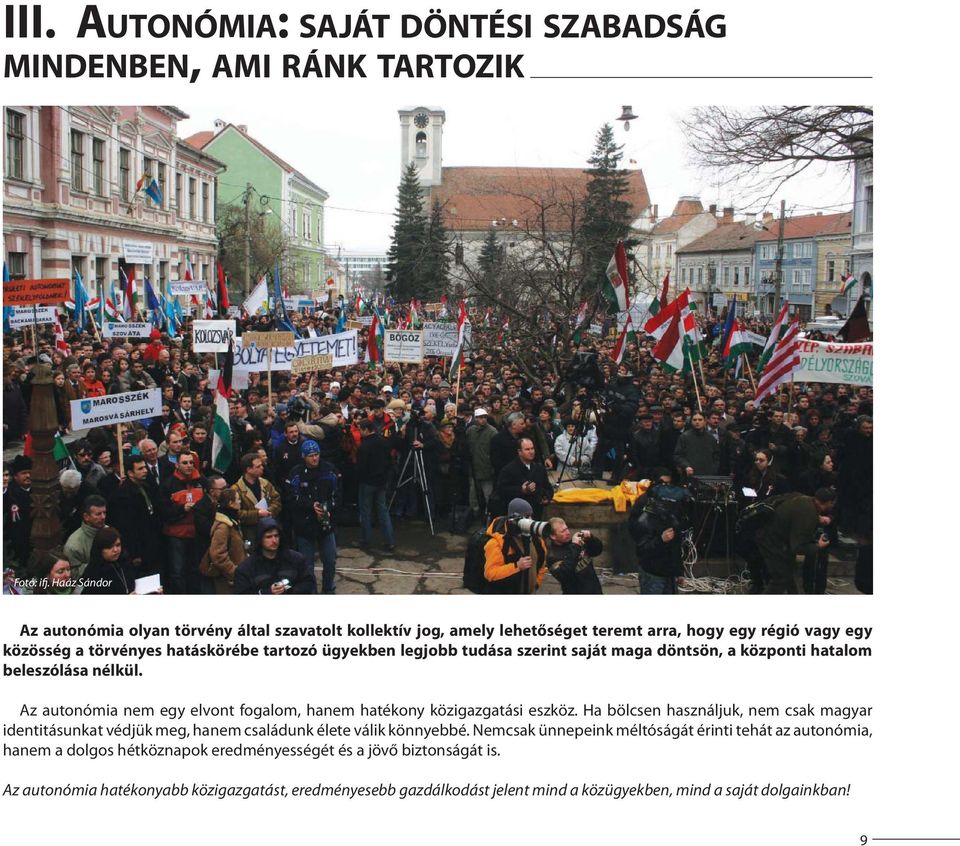 szerint saját maga döntsön, a központi hatalom beleszólása nélkül. Az autonómia nem egy elvont fogalom, hanem hatékony közigazgatási eszköz.