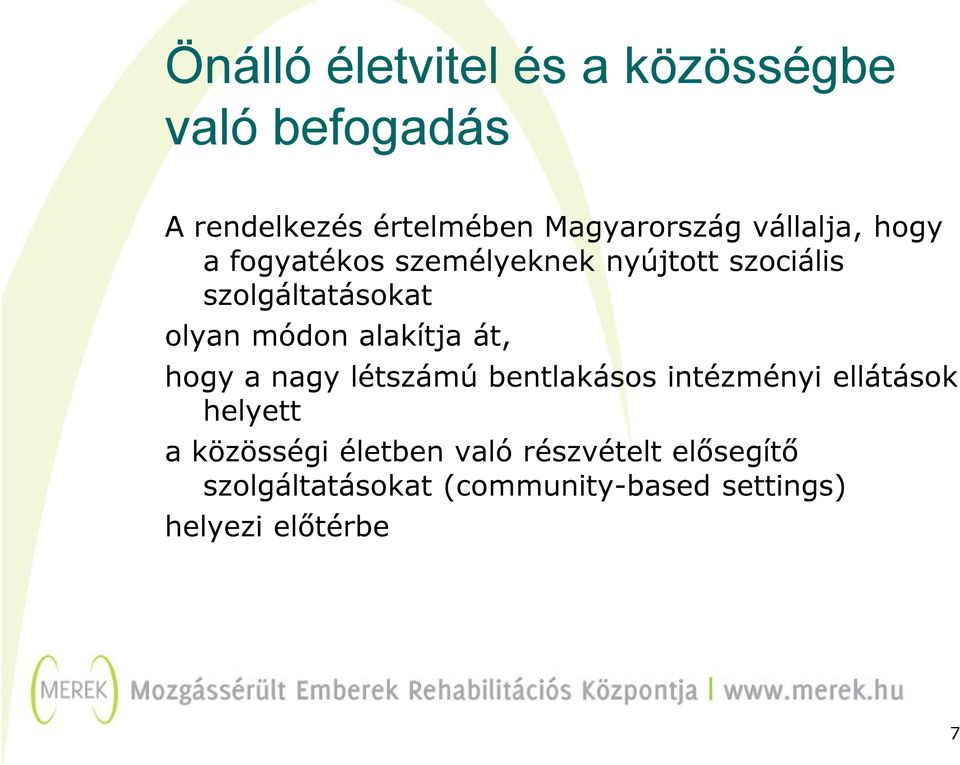 alakítja át, hogy a nagy létszámú bentlakásos intézményi ellátások helyett a közösségi