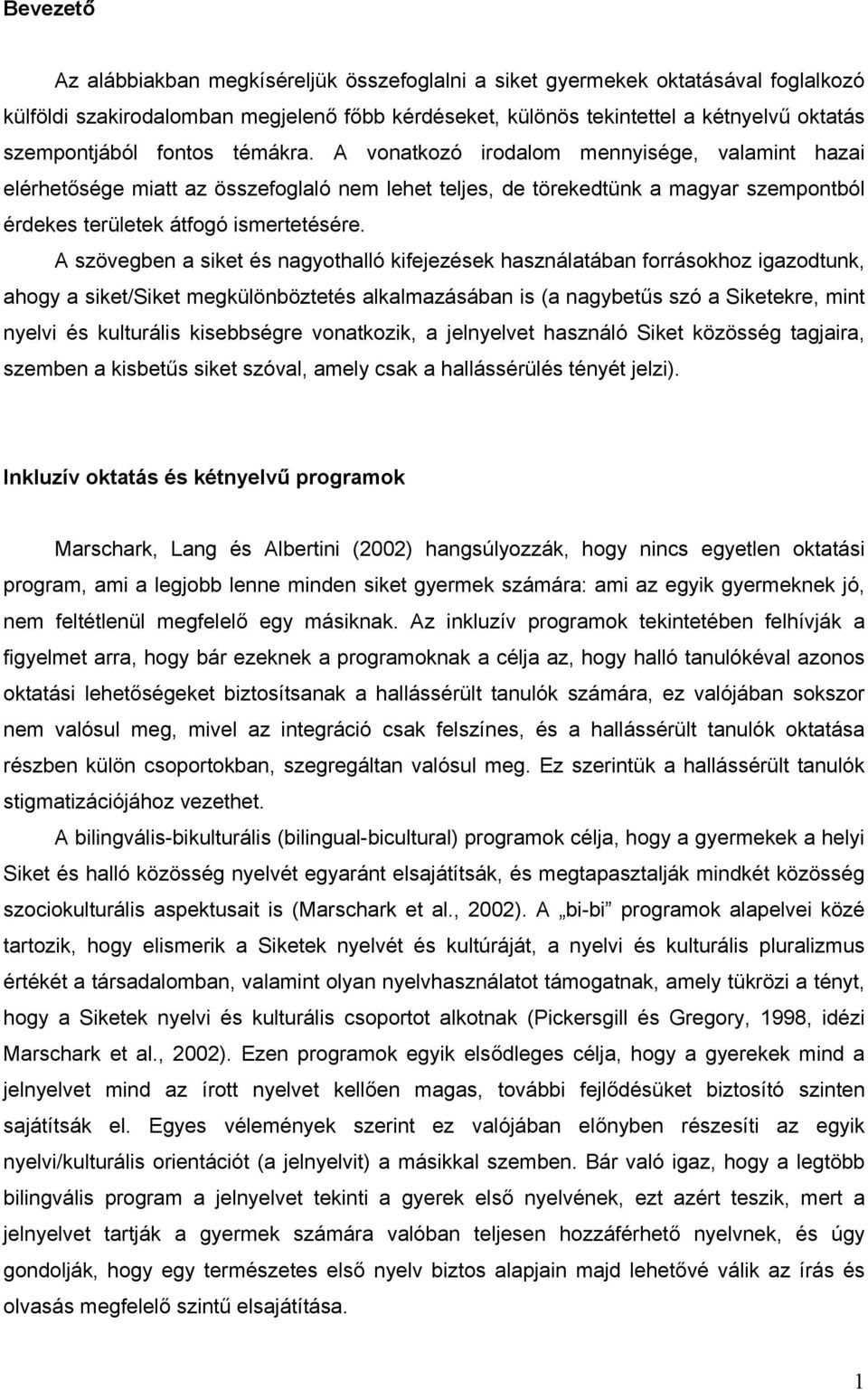A szövegben a siket és nagyothalló kifejezések használatában forrásokhoz igazodtunk, ahogy a siket/siket megkülönböztetés alkalmazásában is (a nagybetűs szó a Siketekre, mint nyelvi és kulturális