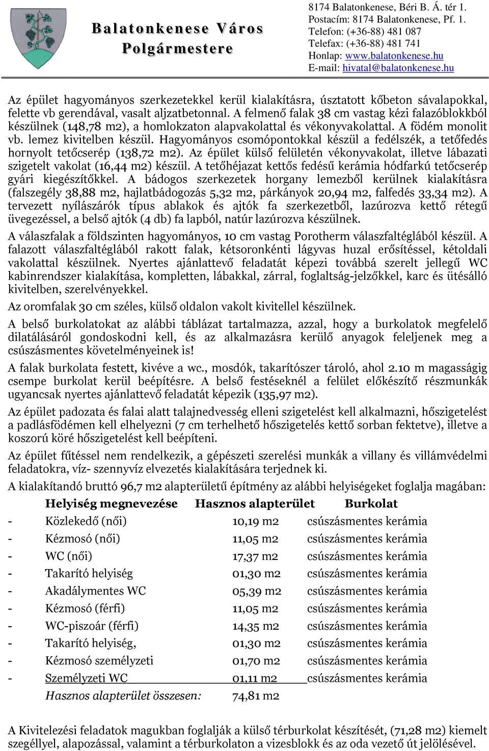 Hagyományos csomópontokkal készül a fedélszék, a tetőfedés hornyolt tetőcserép (138,72 m2). Az épület külső felületén vékonyvakolat, illetve lábazati szigetelt vakolat (16,44 m2) készül.