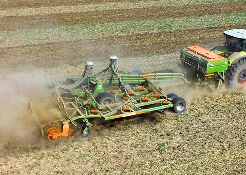 XTender hátsó tartály 28 29 Az XTender 4200 Cenius 6003-2TX-szel és egy kihordóegységgel műtrágya kihordásához Nagyfokú rugalmasság Az XTender egy olyan tartályrendszer, amely nagyon rugalmasan