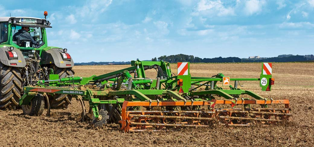 C-Mix kapák 8 9 Cenius 3003 Special használat közben C-Mix-Special kapák nyírócsavaros túlterhelés elleni biztosítással A Cenius gépek változatai alapvetően abban különböznek, hogy a Special
