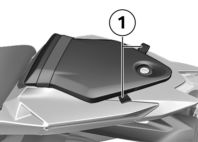 4 68 Fordítsa meg az utasülést. Kezelés z Vegye ki az 1 jelű csomagrögzítő füleket a rögzítőelemekből, és tegye kívülre azokat. Utasülés beszerelése ( 66).