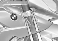 z Motorozás Tartalék üzemanyag mennyisége 6 kb. 4 l Erőteljes nyomó mozdulattal zárja vissza az üzemanyagtartály zárófedelét. Húzza ki a kulcsot, majd hajtsa vissza a védőfedelet.