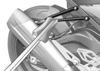 6 96 z Motorozás A spanifereket hátul mindkét oldalon rögzítse az utas lábtartójára, és feszítse meg.