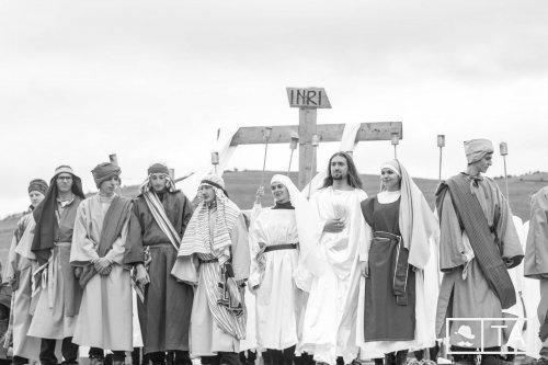 9. KÖZÉPKORI VÁLTOZATOK Az alábbi részletek alapján azonosítsa és jellemezze néhány szóval a középkori liturgikus színjáték négy műfaját! (8 pont) I.