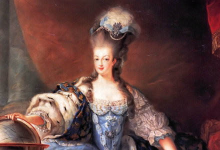 A híres mondás Marie Antoinette francia királynétől származik, aki azt mondta: "Ha a szegényeknek nem telik kenyérre, akkor egyenek kalácsot.