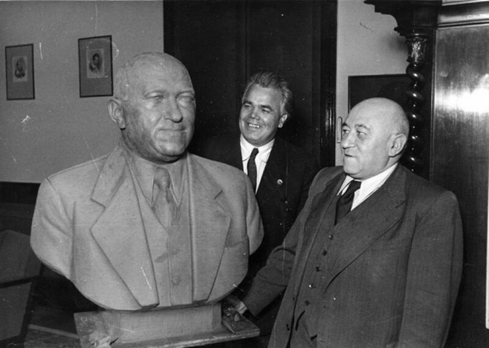 Rákosi Mátyás a 60. születésnapjára készült egyik mellszobrával, 1952 [ ] A funkcionáriust [ ] bevitték az Andrássy út 60.