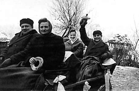 Életfordulók és közösen végzett munkák ételei és szokásai az 1940-es évektől napjainkig 283 42. ábra: Mosdóvízért menés, 1930-as évek vége, Taszár 43.