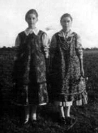 268 Lanszkiné Széles Gabriella 16. ábra: Attalai sárga szőtt 17. ábra: Piros-fehér szőtt terítő 18.