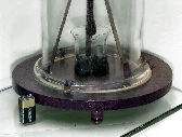 Egy newtoni folyadék.4 m/s sebességgel folyik egy 5 mm átmérıjő csöön keresztül. Ha a folyadék iszkozitása 0.4 Pas és sőrősége 80 kg/m, lamináris agy turbulens áramlás áll-e fenn? R (.4*80*.
