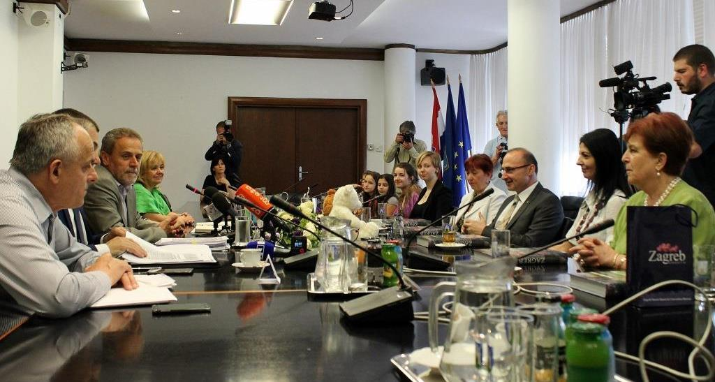 Susret s gradonačelnikom Grada Zagreba Naš program je bio zbijen te smo se plašili hoćemo li imati dovoljno vremena za probe u kazalištu, ali su naše uzbuđenje nadmašili dojmljivi susreti.