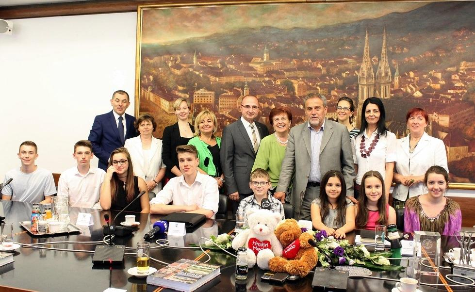 Ravnateljica Ana Gojtan je gradonačelniku predstavila doista ugledno društvo, naime među članovima našeg izaslanstva su bili Nikola i Petar Zrinski, Ivan Mažuranić, Ivan Antunović.