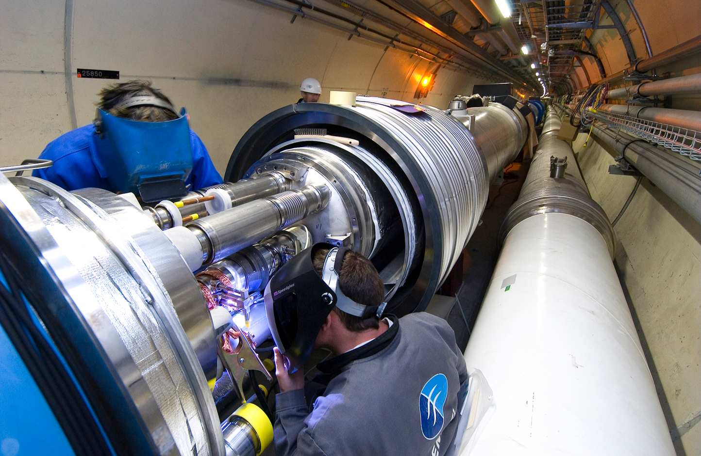 Az LHC mágneseit szerelik Horváth Dezső: Az LHC első éve