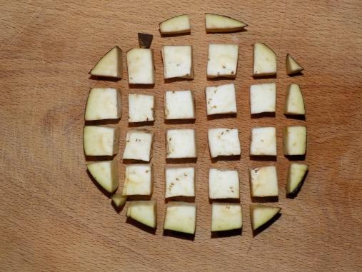 3. Anyag és módszer A terményekből 1 cm vastagságú szeleteket készítettem, majd a szeleteket 1 x 1 cm-es darabokra vágtam.