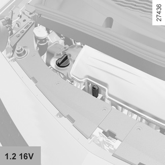 MOTOROLAJSZINT: utántöltés, feltöltés (1/2) 1 1 1 2 1 1 2 2 Utántöltés/feltöltés A jármű legyen vízszintes talajon, álló és hideg motorral (például az aznapi első elindulás előtt).