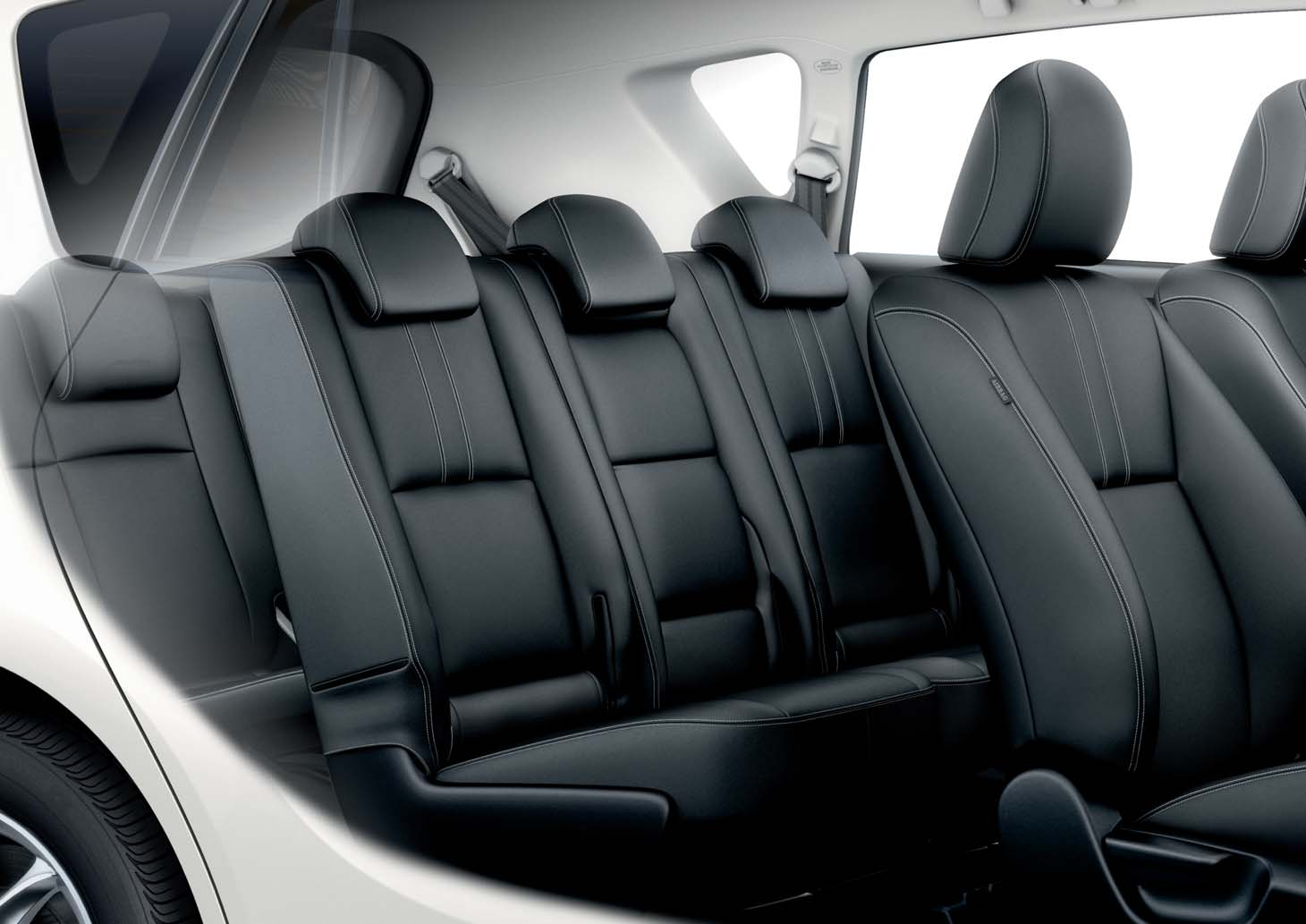 Stílus az utastérben A Toyota belső, különleges stílust formáló tartozékai a Verso utasterét igazi prémium minőséggel itatják át az elegáns bőrkárpit, a kényelmes ülésfűtés és az egyedi sebességváltó