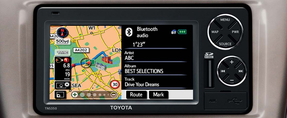 TNS350 multimédiás navigáció A Toyota TNS350 egy multimédiás központtal integrált navigációs rendszer, amelyet az érintőképernyős vezérlésnek, az 5,8 colos képátlójú képernyőnek és az egyértelmű