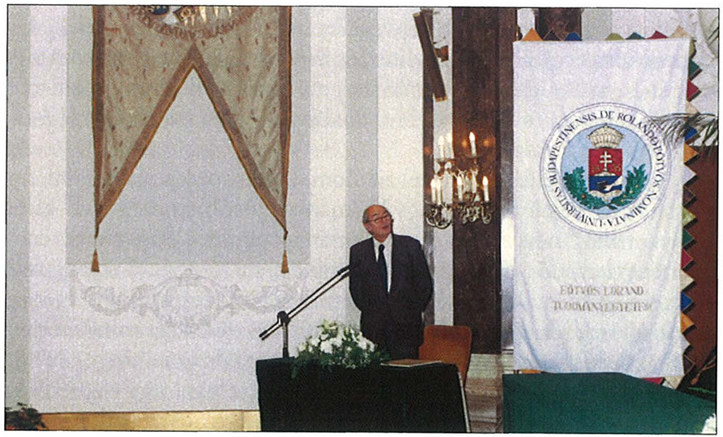 Soron kívüli tiszteletbeli doktor avatása (2004. december 14.) Az Eötvös Loránd Tudománye gy etem aulájában 2004.
