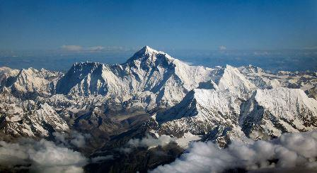 Még két extra: Legmagasabb pont: Mount Everest 8848 m, 29029 ft Legmélyebb pont: