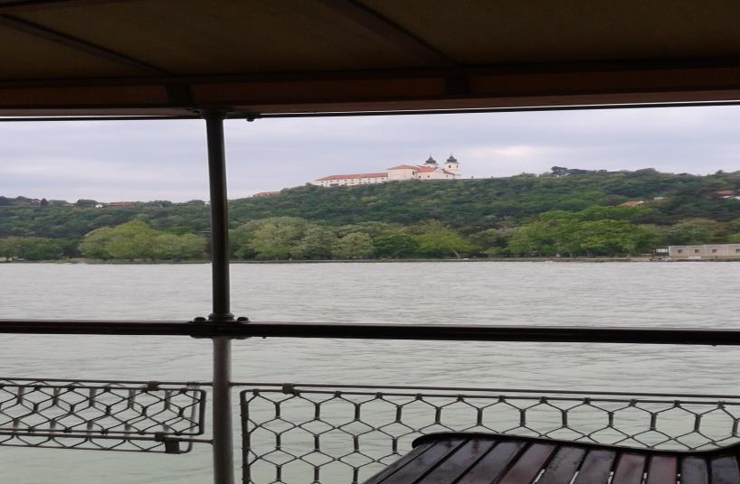 Majd sétálgattunk a Tagore sétányon és hajókirándulásra indultunk Tihanyba. Tihany a Balaton gyöngyszeme.