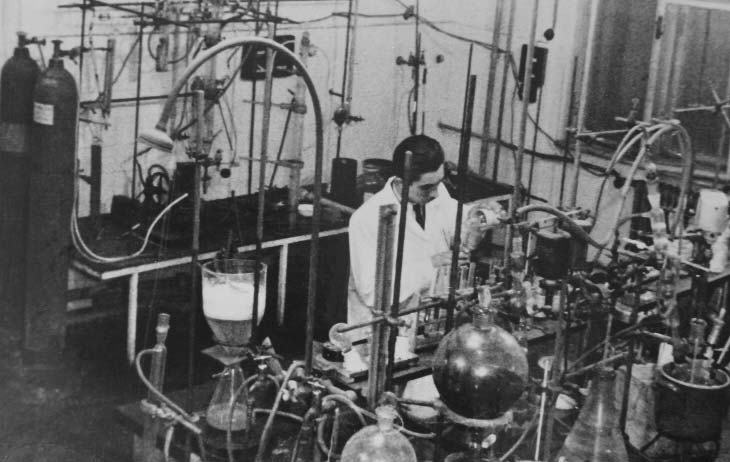 KÉMIATÖRTÉNET demrenddel és Wartha Vince Emlékéremmel (1959) ismerték el. Övé volt hazánkban a legelső műszaki doktori vasdiploma (1978). 1984. június 12-én Budapesten hunyt el.
