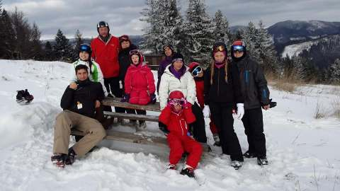 síelés és snowboardozás alapjait. Utolsó nap a háziversenyünkön bizonyíthatták a diákok, hogy egy hét alatt hova jutottak a sízés tudományában.