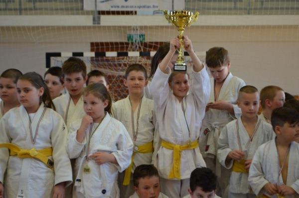 JUDO SZAKOSZTÁLY 16 A J U D O S P O R T Á G Á L T A L Á N O S B E M U T A T Á S A, C É L J A I N K, P R O B L É M Á I N K A Judo önvédelmi jellegű küzdősport, olimpiai versenysportág Magyarországra
