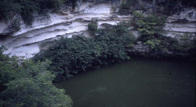 Karsztfejlődés a váltakozóan nedves szubtrópusokon Külön formaként kell említeni a cenotes"-t, ami beszakadásos dolinák