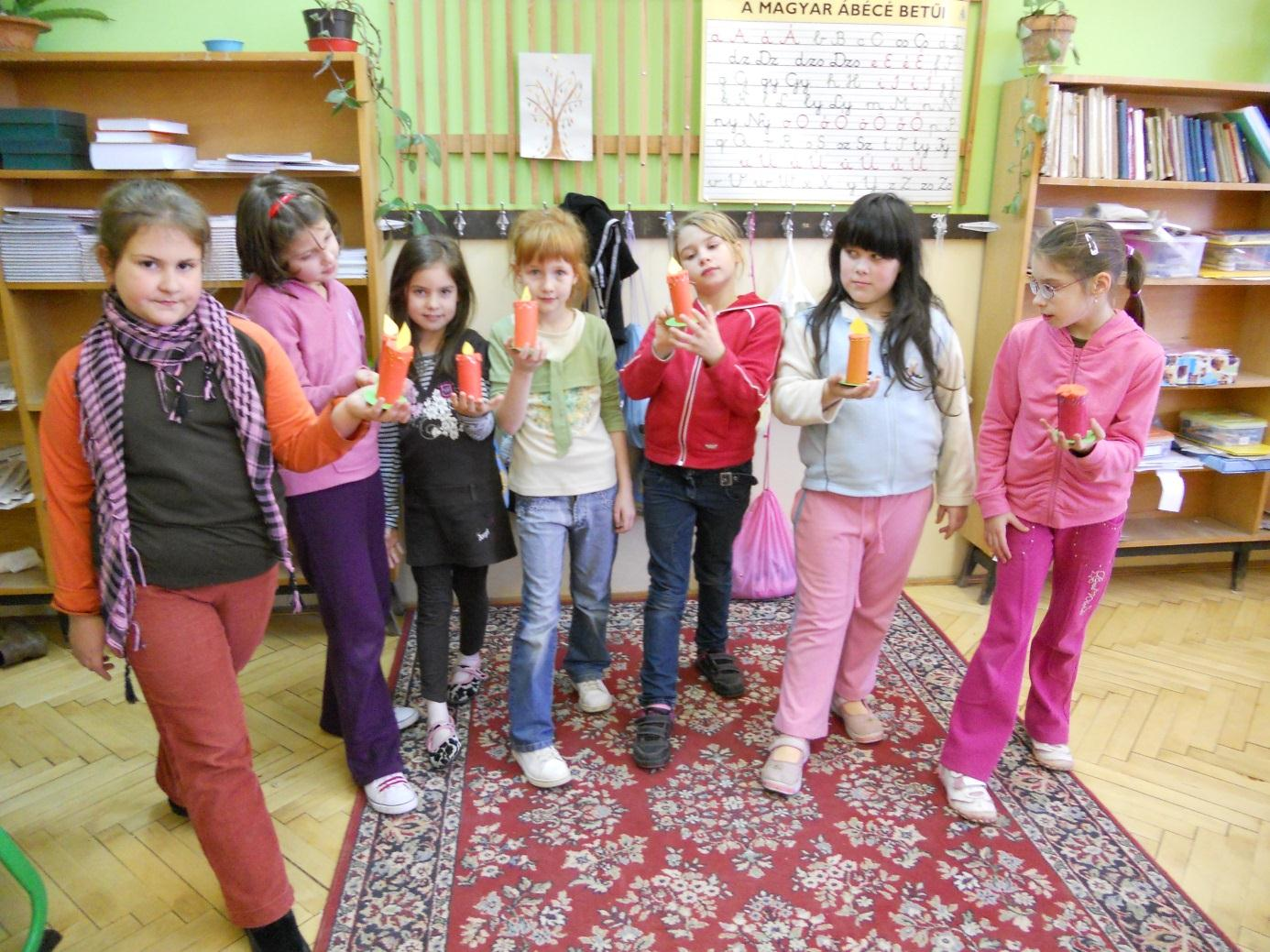 M/2. Mindenszentek Halottak napja A mindenszentek napját a katolikus keresztény világ november 1-jén ünnepli. Ez a nap Magyarországon munkaszüneti nap. A Halottak napja november 2.