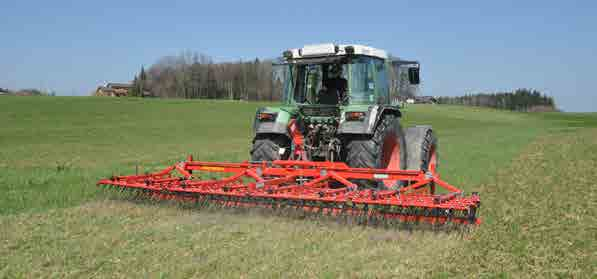 GRASS-MANAGER Elöl, a gyomfésű levélen lehet a laprugós túlterhelés-védelemmel biztosított frontoldali simítólemez rögzíteni.