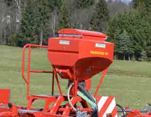PNEUMATICSTAR-PRO 1200 PNEUMATICSTAR-PRO-STI 1200 A jól kigondolt összecsukási mechanizmussal és a fogak lapos helyzetbe történő visszaállításával csupán 3 m szállítási szélességet érnek el.