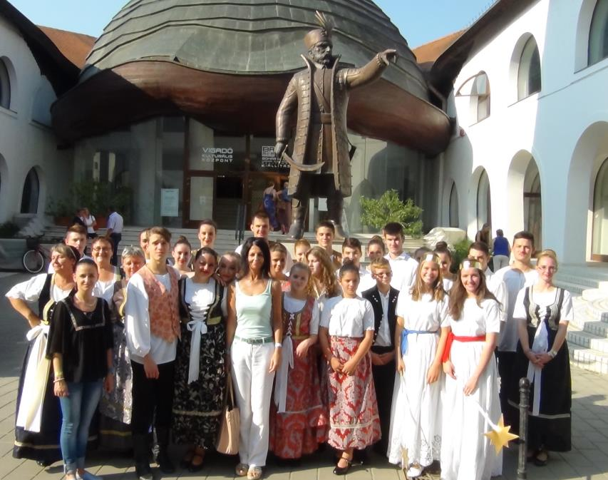 Br.2. SVEČANI VREMEPLOV U SIGETU U društvu Nikole i Petra Zrinskog te Jelene Zrinske 9. rujna smo stigli u Siget na Hrvatski dan, niz jubilarnih svečanosti Zrinskih.