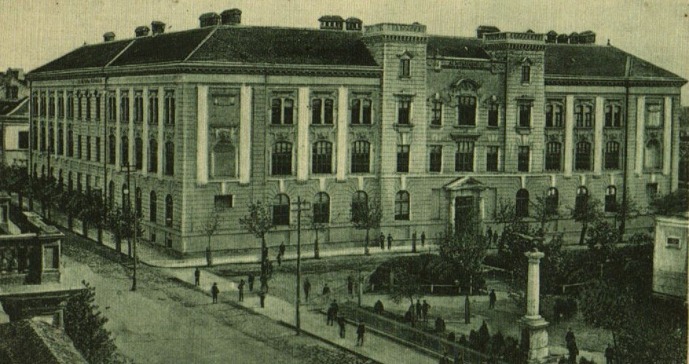 2011. március 7. hétfő - CSUKÁS MAGAZIN I. évfolym - muttványszám ÉRDEKESSÉGEK CSUKÁS ZOLTÁNRÓL MUNKATÁRSAKAT KERESÜNK Zoltán 1900. szeptember 20.-án született Győrben.
