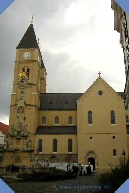 Története III. A gótikus szentélyt és altemplomot ugyanakkor megőrizték.