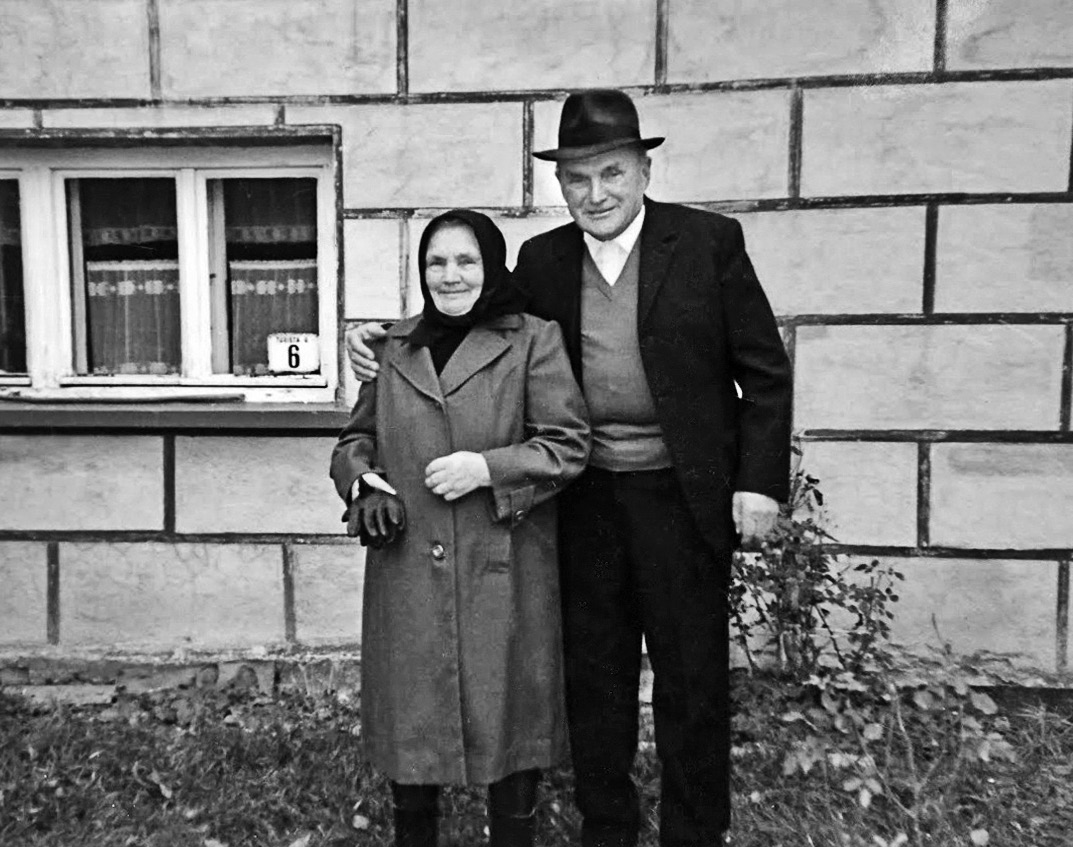 Nyitott mûhely Szüleim ünneplőben 50 Napló ben, akkor még Mayer György néven itt tanult bele a szobrászkodásba a Hősök terei millenniumi emlékmű alkotója, Zala György, aki árvaságra jutva a gyár