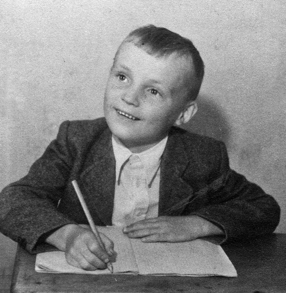 Nyitott mûhely nem üldözték őket. A nyelvüket pedig szabadon gyakorolhatták, ő mindennap hallotta őket beszélni iskolába menet, a városba tartó buszon. Tökéletesen igaz, válaszoltam neki.
